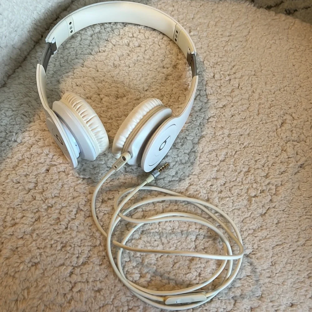 Beats By Dre Solo HD Headphones - Picture 10 of 12